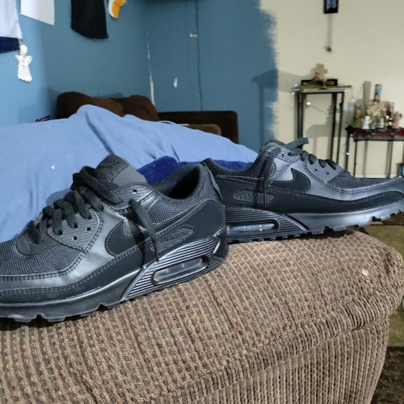 All black air force ones - Picture 1 of 3